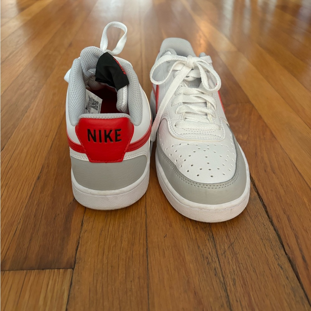 Nike sneakers size 8.5 - Picture 3 of 5